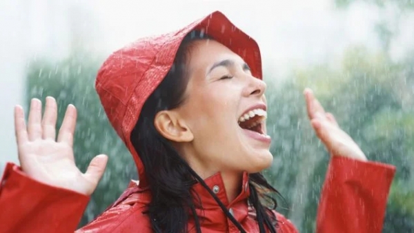 El significado de que algunas personas prefieran mojarse antes de usar paraguas, seg&uacute;n los psic&oacute;logos