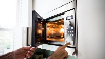 La peligrosa raz&oacute;n por la que no deber&iacute;as meter este producto en el microondas